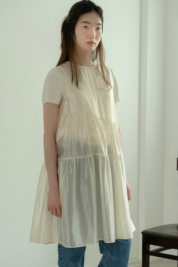 **쉬어 레이어드 드레스_라이트 베이지**는 여성스러운 무드를 연출하는 미니멀하고 우아한 원피스입니다. 얇은 두께감의 나일론, 텐셀 혼방 소재로 제작되어 부드러운 촉감을 선사하며, 봄, 여름 시즌에 시원하게 착용하기 좋습니다. 라운드넥에 반소매 디자인으로, 비침이 있는 시어 소재와 A라인 실루엣이 여성스러운 분위기를 더합니다. 불규칙한 버튼 디테일과 비대칭 개더링, 레이어드 스타일링이 가능한 디자인으로, 데이트룩, 카페룩, 모임룩 등 다양한 TPO에 맞춰 클래식하고 로맨틱한 스타일을 연출할 수 있습니다.
