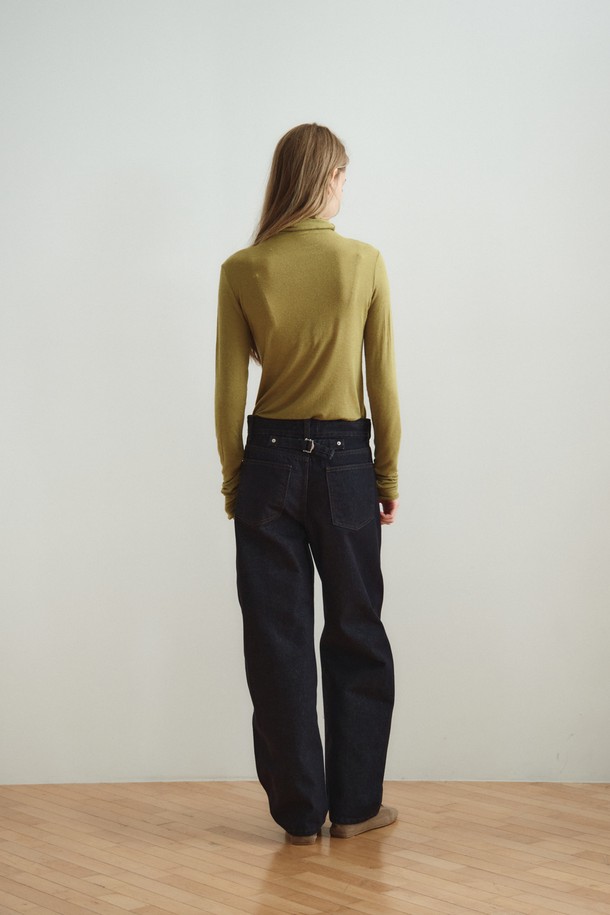 SOFT WOOL JERSEY TOP_올리브는 부드러운 촉감의 울 저지 소재로 제작된 여성 상의입니다. 올리브와 아이보리 두 가지 색상으로 출시되었으며, 가을과 겨울에 착용하기 좋습니다. 하이넥 디자인과 슬림핏으로 미니멀하고 시크한 스타일을 연출하며, 긴 소매와 소매 커프스 디테일이 특징입니다. 두꺼운 두께감으로 보온성을 높였으며, 스트레치 소재로 편안한 착용감을 선사합니다. 레이어드 스타일링이 가능하여 겨울 데일리룩, 오피스룩, 모임룩 등 다양한 TPO에 활용할 수 있습니다.
