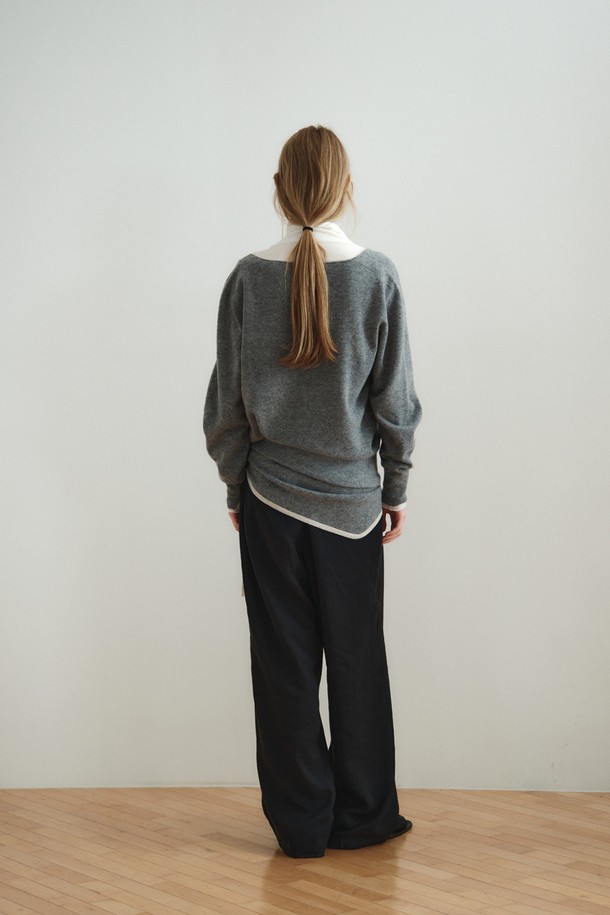 부드러운 울 소재의 SOFT WOOL JERSEY TOP_아이보리 상의입니다. 가을과 겨울에 어울리는 두꺼운 두께감으로 따뜻하게 착용할 수 있으며, 루즈핏 디자인과 브이넥 라인이 편안하면서도 세련된 스타일을 연출합니다. 베이직하고 미니멀한 디자인으로 출근룩, 모임룩 등 다양한 TPO에 활용 가능하며, 클래식하고 미니멀한 스타일을 즐기는 분들께 추천합니다. 울 소재 특유의 부드러운 터치감이 특징입니다. 긴 소매 기장으로 더욱 포근한 느낌을 더했습니다.
