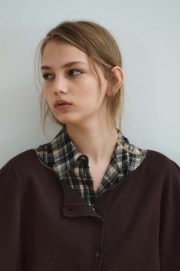 슬림 체크 셔츠_블랙은 캐주얼, 베이직 스타일의 공용 셔츠입니다. 면과 폴리에스테르 혼방 소재로 제작되어 부드러운 촉감을 선사하며, 가을에 적합한 보통 두께의 긴소매 셔츠입니다. 블랙과 아이보리 두 가지 색상으로 출시되었으며, 차이나칼라와 슬림핏 디자인이 특징입니다. 내추럴한 컬러의 버튼 디테일이 돋보이며, 깔끔한 체크 패턴으로 다양한 스타일링이 가능합니다. 동네 마실룩이나 가을 나들이룩에 적합하며, 캐주얼, 미니멀, 클래식 등 다양한 스타일 연출에 활용할 수 있습니다.
