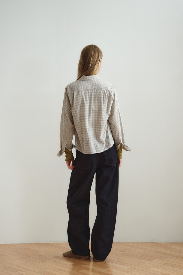 **슬림 체크 셔츠 (아이보리)**

일상은 물론, 데이트룩과 카페룩에도 잘 어울리는 슬림핏 체크 셔츠입니다. 부드러운 면 소재로 제작되어 편안한 착용감을 선사하며, 봄, 가을 시즌에 활용하기 좋습니다. 아이보리, 블랙 모노톤 컬러로 출시되어 다양한 하의와 쉽게 매치할 수 있으며, 깔끔하고 캐주얼한 스타일을 연출합니다. 크롭 기장에 칼라 디자인, 긴 소매, 체크 패턴이 더해져 트렌디함을 더했습니다. 내추럴한 컬러의 버튼 디테일이 돋보이는 슬림 체크 셔츠로, 미니멀, 클래식 무드를 즐겨보세요.
