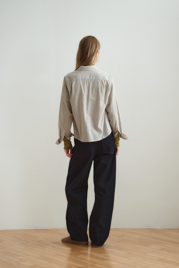 다크 네이비 컬러의 여성용 커브드 데님 팬츠입니다. 봄, 가을에 어울리는 캐주얼 스타일의 긴 기장 와이드 핏 데님 팬츠로, 루즈핏으로 편안하게 착용할 수 있습니다. 데님 소재 특유의 견고함과 자연스러운 무드가 돋보이며, 무지 디자인으로 다양한 상의와 매치하기 용이합니다. 커브드 디자인이 적용되어 트렌디하면서도 세련된 스타일을 연출합니다. 밴딩이 없어 깔끔한 핏을 유지하며 미니멀한 스타일을 즐기기에 좋습니다.
