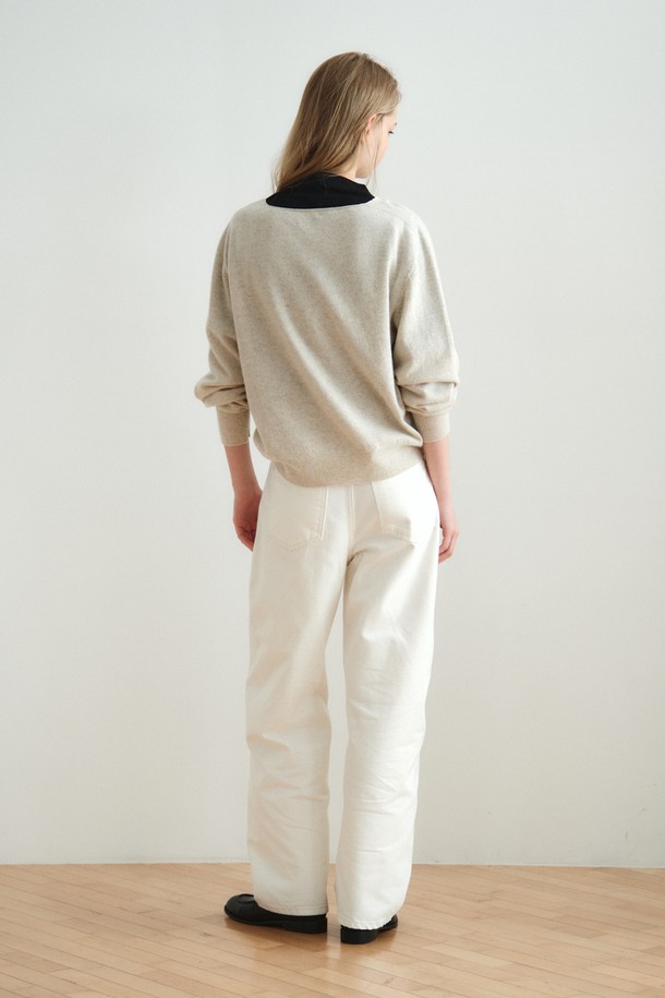 커브드 데님 팬츠 오프 화이트는 여성용 데님 팬츠로, 베이직하고 캐주얼한 스타일을 연출합니다. 면과 폴리에스테르 혼방 소재로 제작되어 사계절 내내 착용 가능하며, 루즈핏으로 편안한 착용감을 선사합니다. 무지 디자인에 사이드라인 라운드 디자인과 곡선 실루엣이 특징이며, 뒷허리 밴딩으로 사이즈 조절이 용이합니다. 동네 마실룩, 여행룩 등 데일리룩으로 활용하기 좋으며, 캐주얼, 미니멀, 클래식 스타일을 선호하는 분들께 추천합니다.
