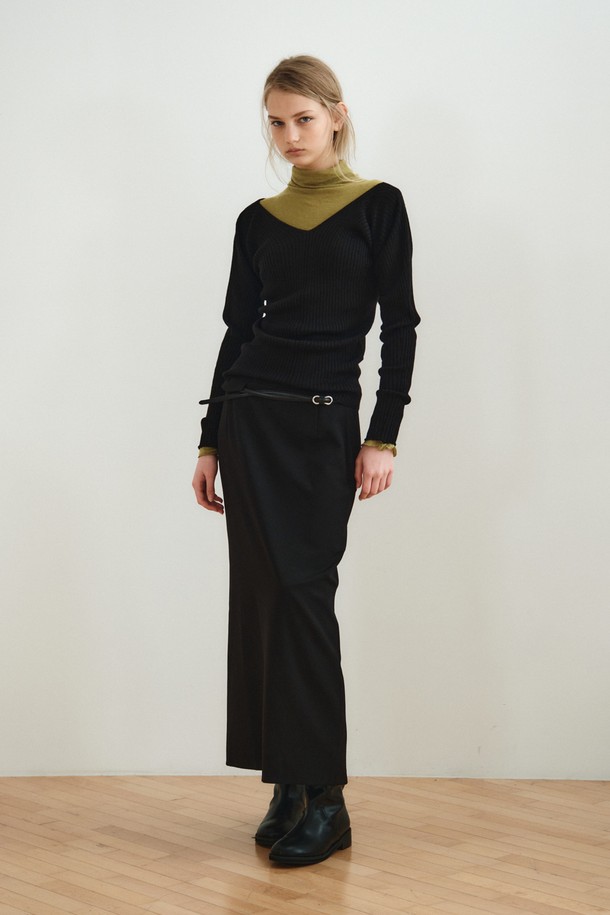 맥시 롱 스커트_블랙은 여성용 스커트로, 가을과 겨울에 어울리는 미니멀하고 클래식한 스타일을 연출합니다. 슬림핏 H라인으로 힙 라인을 깔끔하게 잡아주며, 부드러운 촉감의 폴리에스테르, 레이온, 울 혼방 소재로 제작되었습니다. 은은한 광택감과 앞면 포켓 디테일, 뒷면 시임 디테일이 특징이며, 사이드 지퍼로 편안하게 착용할 수 있습니다. 오피스룩, 겨울 데일리룩, 모임룩 등 다양한 TPO에 활용 가능한 아이템입니다.
