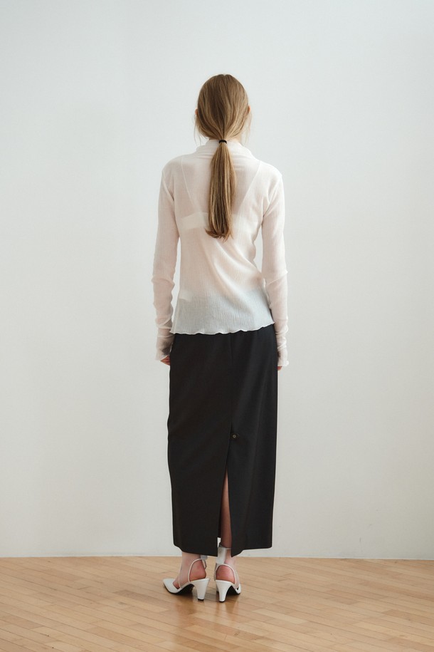 차분하고 세련된 스타일을 연출하는 "맥시 롱 스커트_차콜"입니다. 봄, 가을, 겨울 모두 활용 가능한 H라인 롱 스커트로, 미니멀하고 베이직한 디자인이 특징입니다. 롱 기장과 하이웨스트 디자인으로 다리가 길어 보이는 효과를 선사합니다. 차콜 컬러의 무지 디자인은 어떤 상의와도 쉽게 매치되어 일상복으로 활용도가 높습니다. 레귤러핏으로 편안하게 착용 가능하며, 미니멀, 클래식 스타일을 선호하는 여성분들께 추천합니다.
