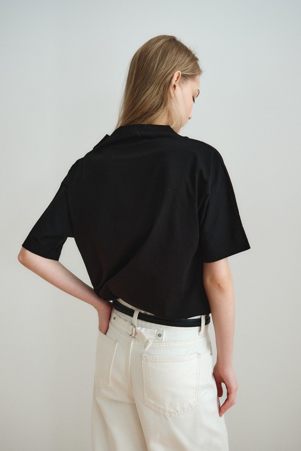 드레이프 넥 저지 탑_블랙은 여성스러운 실루엣을 연출하는 티셔츠입니다. 부드러운 면 소재로 제작되어 편안한 착용감을 선사하며, 릴랙스 핏으로 여유로운 실루엣을 연출합니다. 드레이프 넥 라인 디자인과 반소매 기장으로 세련된 느낌을 더했으며, 블랙, 아이보리, 라이트 그레이 세 가지 컬러로 출시되었습니다. 데이트룩, 카페룩 등 다양한 TPO에 미니멀, 클래식, 캐주얼 스타일로 연출하기 좋습니다.
