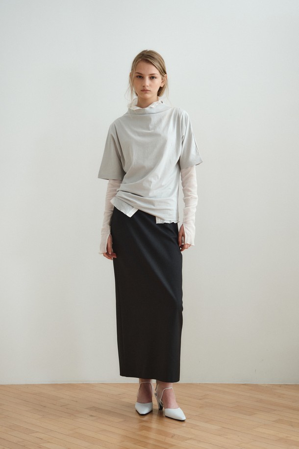 DRAPE NECK JERSEY TOP_LIGHT GREY (드레이프 넥 저지 탑_라이트 그레이)는 우아하고 미니멀한 스타일을 연출하는 여성용 티셔츠입니다. 부드럽게 흐르는 드레이프 넥 라인이 특징이며, 릴랙스 핏으로 편안한 착용감을 선사합니다. 간절기에 적합하며, 데이트룩, 카페룩, 모임룩 등 다양한 TPO에 활용할 수 있습니다. 라이트 그레이, 아이보리, 블랙 세 가지 색상으로 만나볼 수 있으며, 면 소재로 제작되어 부드러운 촉감을 제공합니다. 클래식, 미니멀, 로맨틱 스타일을 모두 소화하는 레이어드 탑 디자인으로, 활용도가 높습니다.
