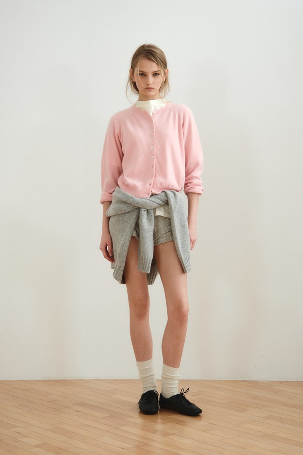 드레이프 넥 져지 탑_아이보리

부드러운 촉감의 면 소재로 제작된 여성용 티셔츠입니다. 드레이프 넥 디자인이 우아한 분위기를 연출하며, 릴랙스 핏으로 편안하게 착용할 수 있습니다. 아이보리, 라이트 그레이, 블랙 세 가지 색상으로 출시되어 다양한 스타일에 활용하기 좋습니다. 봄, 가을 시즌에 레이어드하여 세련된 스타일을 완성해보세요. 데이트룩, 카페룩 등 다양한 TPO에 잘 어울리는 베이직하고 클래식한 아이템입니다.
