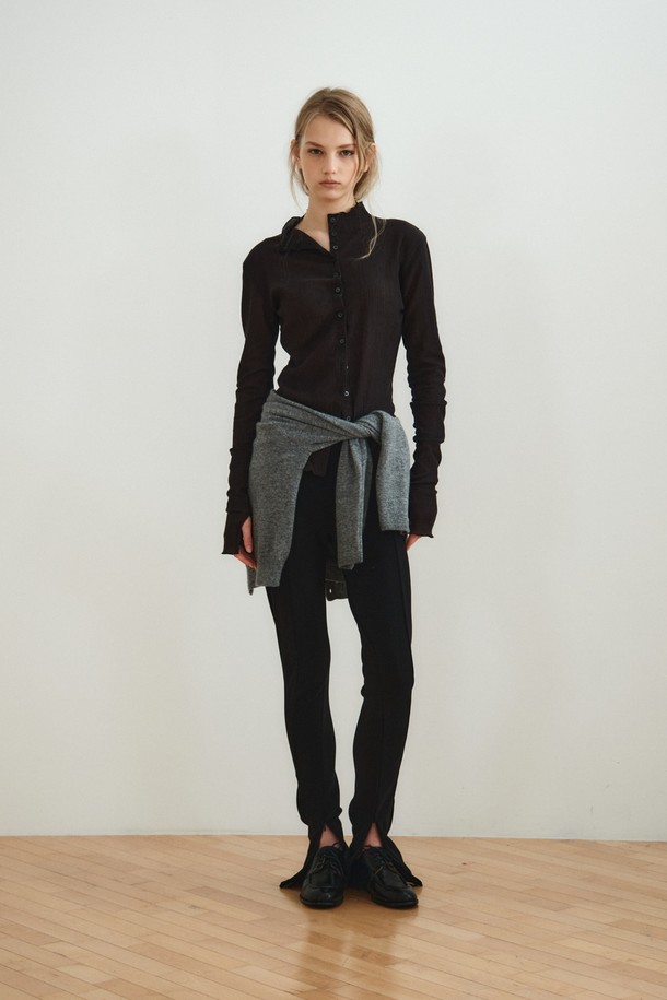 텍스처드 버튼 탑_블랙은 부드러운 면과 폴리에스테르 혼방 소재로 제작되어 봄, 가을에 착용하기 좋은 긴소매 티셔츠입니다. 하이넥 디자인에 루즈핏으로 편안한 착용감을 선사하며, 텍스처드 패턴이 은은한 포인트를 더합니다. 블랙, 아이보리, 브라운 세 가지 컬러로 출시되어 다양한 스타일 연출이 가능하며, 버튼 디테일과 소매 버튼 장식이 돋보입니다. 데이트룩, 카페룩 등 다양한 TPO에 미니멀, 클래식, 캐주얼 무드로 활용하기 좋으며, 곡선 실루엣과 레이어드 스타일링이 용이합니다.
