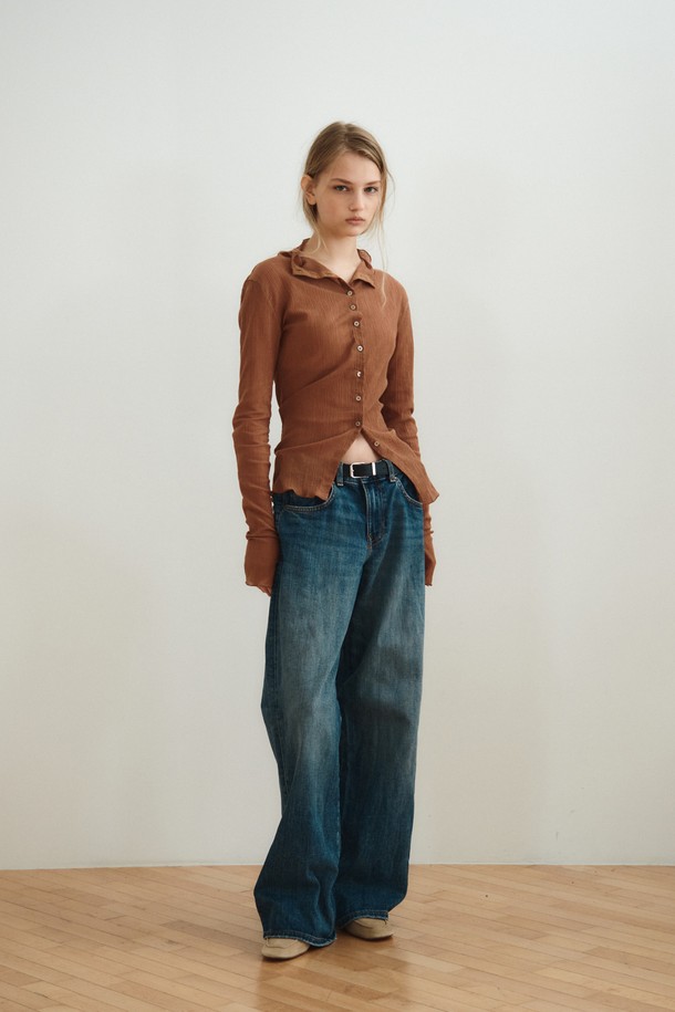 텍스쳐드 버튼 탑(TEXTURED BUTTON TOP)_브라운은 여성 의류 상의 티셔츠입니다. 부드러운 촉감의 면, 폴리에스테르 혼방 소재로 제작되었으며, 봄, 가을에 착용하기 적합합니다. 슬림핏 하이넥 디자인에 긴 소매와 버튼 디테일, 소매 끝단의 버튼 장식이 특징입니다. 베이직 스타일의 무지 패턴으로, 데이트룩, 모임룩, 클래식, 미니멀, 캐주얼 스타일을 연출하기 좋습니다. 곡선 실루엣과 아래로 갈수록 넓어지는 버튼 간격이 돋보이며, 얇은 두께감의 플리스 원단으로 제작되었습니다.
