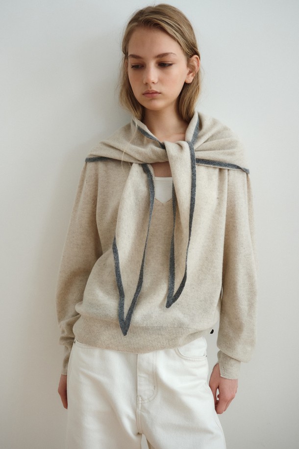 [12/10 예약 배송] 울 캐시미어 라인 머플러_페일 베이지는 부드러운 촉감의 울과 캐시미어 혼방 소재로 제작되어 가을, 겨울철 보온성을 책임지는 머플러입니다. 베이직하면서도 미니멀한 스타일로, 출근룩이나 모임룩 등 다양한 TPO에 활용하기 좋습니다. 삼각형 형태로 디자인되었으며, 양 끝단에 컬러 라인 디테일을 더해 포인트를 주었습니다. 페일 베이지 색상은 어떤 스타일에도 자연스럽게 어울리며, 장기간 사용해도 질리지 않는 매력을 선사합니다. 클래식, 미니멀, 캐주얼 등 폭넓은 스타일에 매치하여 멋스러운 겨울 스타일을 완성해 보세요.
