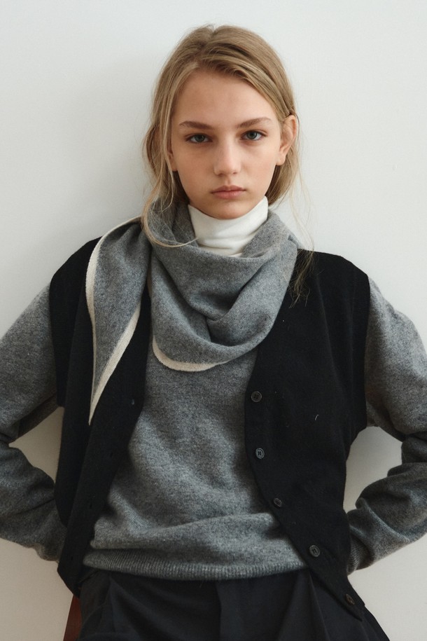 12월 10일 예약 배송 예정인 울 캐시미어 라인 머플러_그레이입니다. 울과 캐시미어 혼방 소재로 제작되어 부드러운 촉감과 뛰어난 보온성을 제공합니다. 차분한 그레이와 베이지 컬러의 배색 디자인에 삼각 머플러 형태로, 클래식하면서도 세련된 스타일을 연출합니다. 출근룩이나 모임룩에 미니멀하고 캐주얼하게 매치하여 포인트를 줄 수 있습니다.
