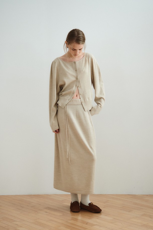 볼륨 롱 니트 스커트 (오트밀)는 간절기에 입기 좋은 여성용 니트 스커트입니다. A라인 핏으로 제작되어 미니멀하고 베이직한 스타일을 연출하며, 부드러운 촉감의 울, 레이온, 나일론, 폴리에스터 혼방 소재로 제작되어 편안함을 선사합니다. 두꺼운 두께감과 볼륨감 있는 실루엣, 자연스러운 드레이핑이 특징이며, 매칭 스트랩이 포함되어 다양한 스타일링을 가능하게 합니다. 데이트룩, 카페룩과 같은 TPO에 적합하며, 미니멀, 클래식, 캐주얼 스타일을 즐겨 입는 분들께 추천합니다.
