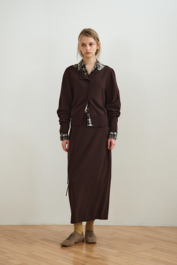 볼륨 슬리브 가디건_다크 브라운은 여성스러운 분위기를 연출하는 간절기용 니트/스웨터입니다. 부드러운 촉감의 울, 레이온, 나일론, 폴리에스터 혼방 소재로 제작되었으며, 와이드넥 디자인과 볼륨 소매 디테일이 특징입니다. 홀가먼트 니팅 기법으로 제작되어 자연스러운 실루엣을 선사하며, 데이트룩, 카페룩, 모임룩 등 다양한 TPO에 어울립니다. 클래식, 미니멀, 로맨틱 스타일을 즐기는 분들께 추천하며, 볼륨 롱 니트 스커트와 세트 구성으로 페미닌한 무드를 극대화할 수 있습니다. 다크 브라운과 오트밀 두 가지 색상으로 만나보세요.
