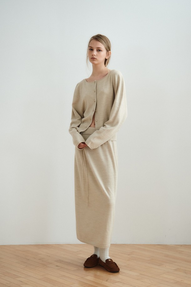 볼륨 슬리브 가디건_오트밀은 여성 상의 카테고리의 니트/스웨터 상품입니다. 부드러운 텍스처의 울, 레이온, 나일론, 폴리에스터 혼방 소재로 제작되었으며, 봄, 가을에 착용하기 좋습니다. 루즈핏 크롭 기장의 라운드넥 디자인으로, 미니멀하고 베이직한 스타일을 연출합니다. 볼륨 슬리브 디테일과 홀가먼트 니트 기법을 사용하여 부드러운 실루엣을 강조하며, 데이트룩, 카페룩, 모임룩에 잘 어울립니다. 'VOLUME LONG KNIT SKIRT'와 함께 세련된 세트 스타일링을 완성할 수 있습니다.
