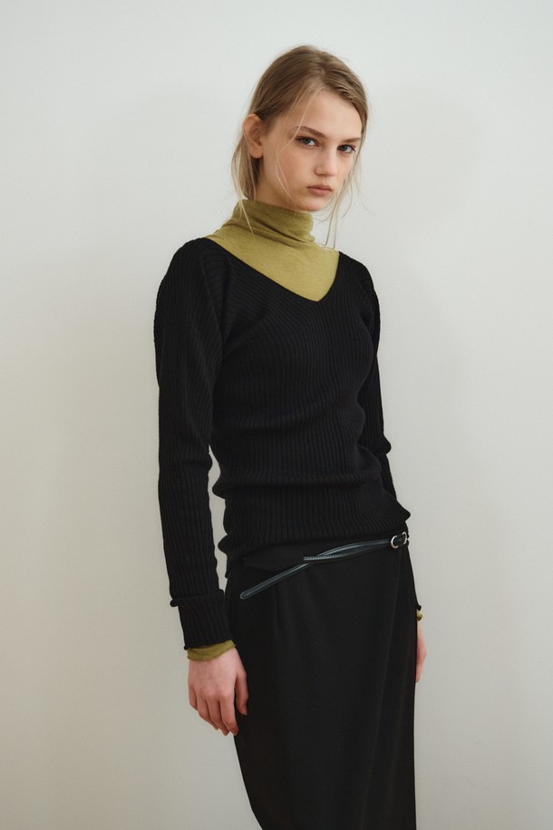 **SEAMLESS RIB TOP_블랙**

부드러운 촉감의 슬림핏 '심리스 립 탑'입니다. 울과 아크릴 혼방 소재로 제작되어 가을, 겨울에 착용하기 좋으며, 얇은 두께감으로 편안함을 선사합니다. 라운드넥 디자인에 긴 소매와 골지 패턴, 블랙 및 다크브라운 컬러로 미니멀하고 베이직한 스타일을 연출합니다. 홀가먼트 니팅 기법과 뛰어난 신축성, 드레이프성이 특징이며, 데이트룩, 카페룩, 겨울 데일리룩 등 다양한 시간과 장소와 경우에 활용 가능합니다.