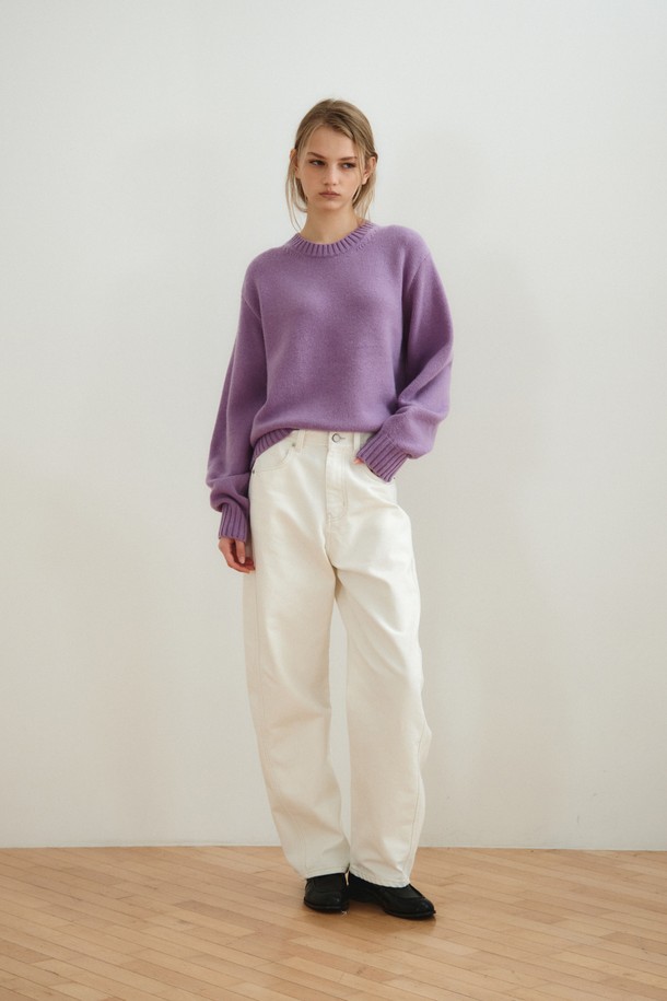 캐시미어 블렌드 라운드 탑_퍼플은 부드러운 촉감의 캐시미어 블렌드 소재로 제작되어 가을, 겨울 시즌에 따뜻하게 착용하기 좋은 여성 니트 스웨터입니다. 세미 오버핏 실루엣과 클래식한 라운드넥 디자인이 특징이며, 미니멀하고 베이직한 스타일을 연출합니다. 퍼플 컬러와 무지 패턴으로 어떤 하의와도 잘 어울려 데일리룩, 카페룩 등 다양한 TPO에 활용 가능합니다. 긴 소매 기장으로 포근함을 더하며, 루즈핏과 오버핏으로 편안한 착용감을 제공하여 폭넓은 스타일을 소화할 수 있습니다.
