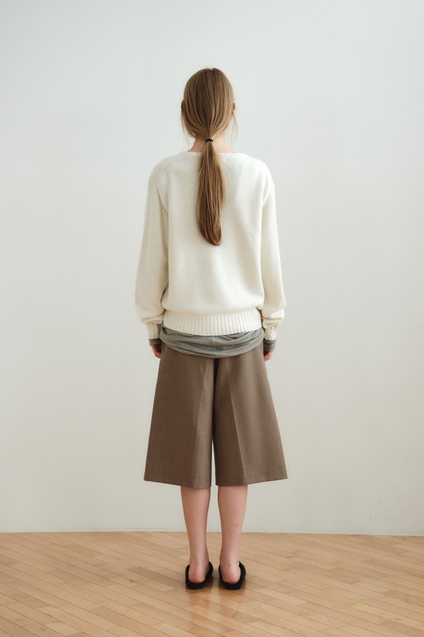 캐시미어 블렌드 브이넥 탑은 부드러운 촉감과 포근함을 선사하는 여성용 니트/스웨터입니다. 아이보리, 화이트 두 가지 색상으로 출시되어 미니멀하고 베이직한 스타일을 연출하기 좋습니다. 가을, 겨울 시즌에 두꺼운 두께감으로 따뜻하게 착용할 수 있으며, 루즈핏 디자인으로 편안한 착용감을 제공합니다. 데일리룩, 카페룩, 데이트룩 등 다양한 TPO에 활용 가능하며, 미니멀, 클래식, 캐주얼 스타일을 즐겨 입는 분들께 추천합니다. 특히, 캐시미어 혼방 소재로 제작되어 고급스러운 분위기를 더합니다.
