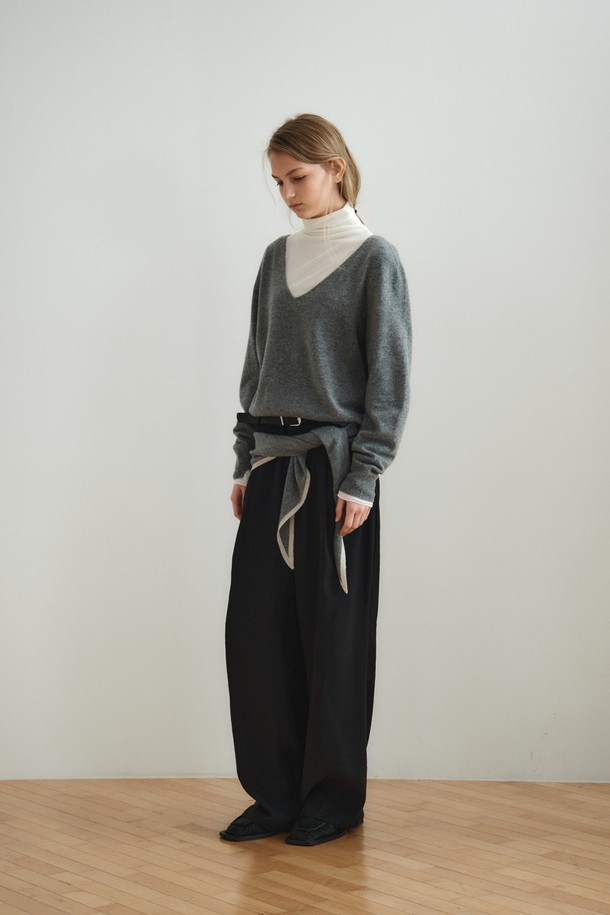 울 캐시미어 딥 브이넥 탑_그레이는 부드러운 촉감의 울 90%, 캐시미어 10% 혼방 소재로 제작되어 가을, 겨울에 따뜻하게 착용하기 좋습니다. 베이직하고 미니멀한 스타일로, 레귤러 핏과 긴 소매 기장, 얇은 두께의 브이넥 디자인이 특징입니다. 심리스 구조로 제작되어 편안한 착용감을 선사하며, 레이어드하여 다양한 스타일을 연출할 수 있습니다. 겨울 데일리룩, 카페룩, 모임룩 등 폭넓은 TPO에 활용 가능하며, 클래식, 미니멀, 캐주얼 스타일을 모두 소화합니다. 그레이와 베이지 색상으로 출시되었습니다.
