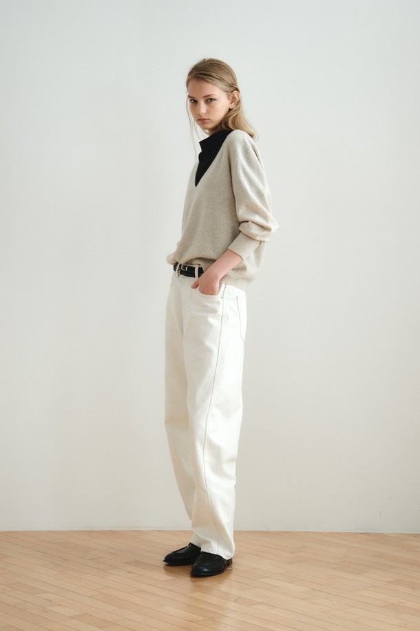 WOOL CASHMERE DEEP V-넥 TOP_PALE BEIGE는 부드러운 촉감의 울 90%, 캐시미어 10% 혼방 소재로 제작된 여성용 니트/스웨터입니다. 홀가먼트 니팅 공법(무봉제)으로 제작되어 편안한 착용감을 선사하며, 레귤러핏과 레귤러 기장으로 깔끔한 실루엣을 연출합니다. 얇은 두께의 긴소매 브이넥 디자인으로 가을, 겨울철 데이트룩, 출근룩 등 다양한 스타일에 활용하기 좋습니다. 미니멀, 클래식, 캐주얼 스타일 모두 소화 가능하며, 레이어드 스타일링에도 용이합니다. 드라이클리닝을 권장합니다.
