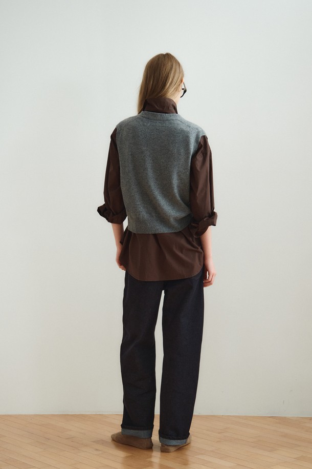 WOOL CASHMERE BLEND VEST_GREY (울 캐시미어 블렌드 베스트_그레이)는 울 90%, 캐시미어 10% 혼방 소재로 제작되어 부드러운 촉감을 자랑하는 베스트입니다. 라운드넥과 민소매 디자인으로, 레귤러핏의 편안한 착용감을 선사하며, 가을, 겨울철 두꺼운 두께감으로 따뜻함을 더합니다. '그레이'와 '블랙' 두 가지 색상으로 출시되어, 베이직하고 미니멀한 스타일을 연출하기 좋습니다. 단독 착용은 물론, 다양한 레이어드 스타일링으로 겨울 데일리룩, 모임룩, 카페룩 등 폭넓게 활용 가능합니다. 니트 라벨 디테일이 특징이며, 클래식, 미니멀, 캐주얼 등 다채로운 스타일을 소화할 수 있습니다.
