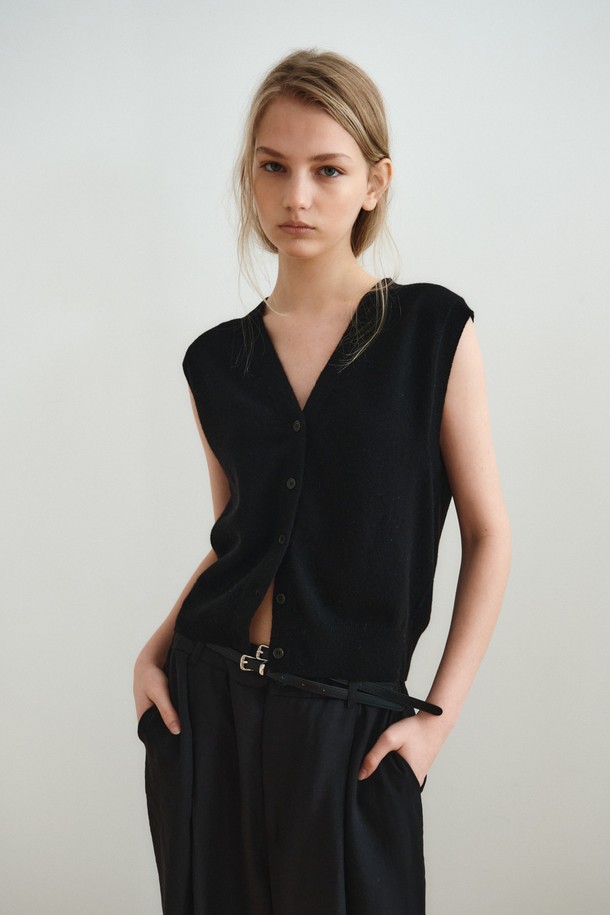 울 캐시미어 블렌드 베스트_블랙은 여성 고객을 위한 가을, 겨울용 상의입니다. 라운드넥 디자인에 레귤러핏으로, 울 90%, 캐시미어 10% 혼방 소재로 제작되어 부드러운 촉감을 선사합니다. 민소매 기장의 무지 패턴으로 베이직하고 클래식한 스타일을 연출하며, 두꺼운 두께감으로 보온성을 더했습니다. 니트 소재와 넥라인 디테일이 특징이며, 레이어드 스타일링이 가능하여 겨울 데일리룩, 모임룩, 오피스룩 등 다양한 TPO에 활용하기 좋습니다. 미니멀하고 시크한 무드를 연출해보세요.
