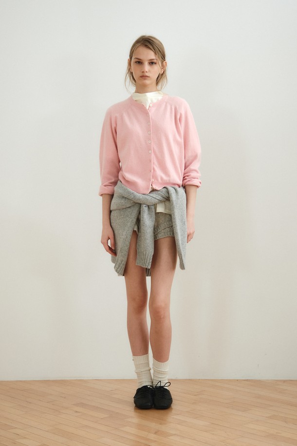 캐시미어 블렌드 라운드 가디건_라이트 핑크는 여성 의류로, 가을과 겨울에 착용하기 좋은 두께감 있는 긴소매 니트 가디건입니다. 캐시미어와 울 소재 혼방으로 제작되어 부드러운 촉감을 자랑하며, 라운드넥과 레귤러핏 디자인으로 베이직하고 클래식한 스타일을 연출합니다. 일상, 모임, 데이트 등 다양한 TPO에 활용 가능하며, 미니멀하고 클래식한 무드를 더해줍니다. 라이트 핑크 컬러의 무지 패턴에 버튼 여밈 디테일이 돋보이는 제품입니다.
