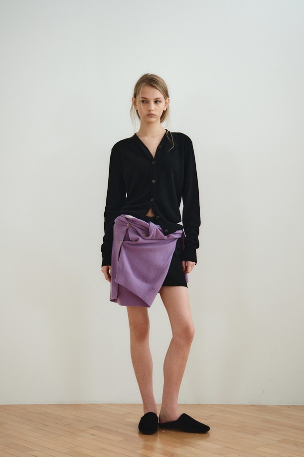 캐시미어 블렌드 브이넥 가디건은 부드러운 촉감의 캐시미어 혼방 소재로 제작되어 가을, 겨울에 따뜻하게 입을 수 있는 여성용 니트 가디건입니다. 레귤러 핏과 긴 소매 기장으로 편안한 착용감을 선사하며, 베이직하고 클래식한 스타일을 연출합니다. 브이넥 디자인과 무지 패턴이 특징이며, 버튼 여밈 방식으로 간편하게 착용할 수 있습니다. 일상, 오피스룩, 모임룩 등 다양한 TPO에 활용 가능하며, 투웨이 스타일링으로 다양한 분위기를 연출할 수 있습니다. 블랙, 퍼플 두 가지 컬러로 출시되어 미니멀하고 시크한 스타일을 완성합니다.
