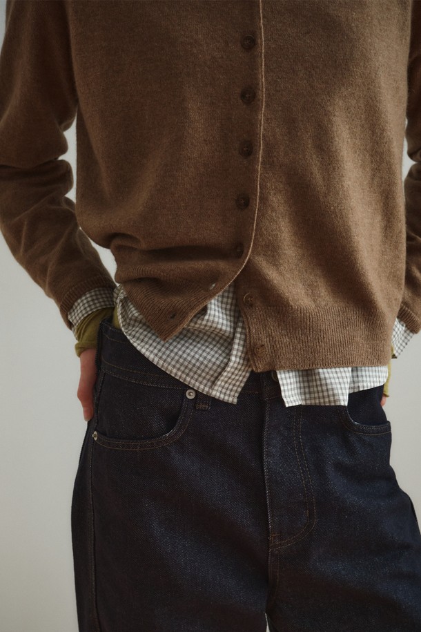 코코아 색상의 캐시미어 블렌드 라운드 가디건입니다. 부드러운 촉감의 캐시미어와 울 혼방 소재로 제작되어 가을, 겨울철에 따뜻하게 착용할 수 있습니다. 베이직하고 클래식한 스타일로 출근룩, 오피스룩, 모임룩 등 다양한 TPO에 활용 가능합니다. 레귤러핏 라운드넥 디자인에 긴소매, 무지 패턴, 버튼 여밈 디테일이 돋보입니다. 
