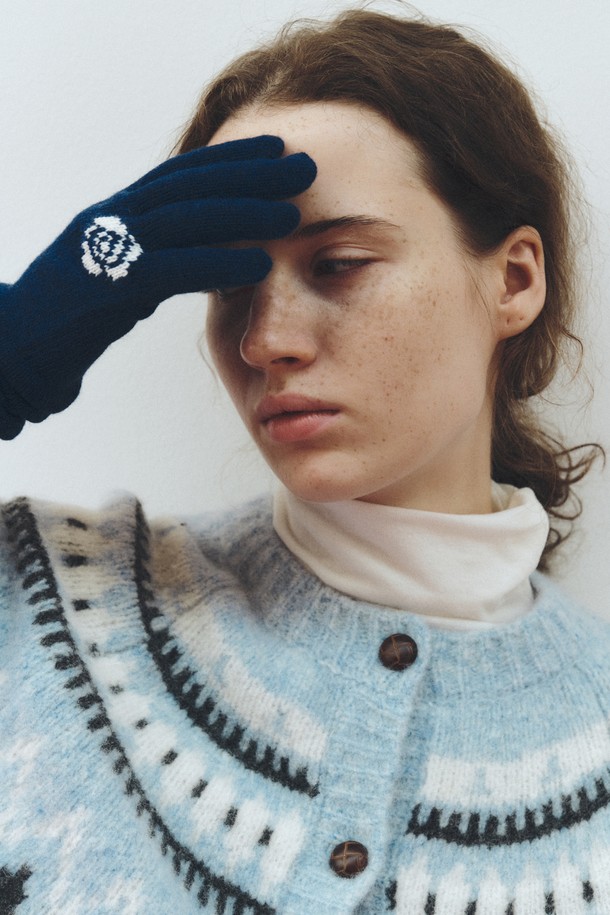 네이비 컬러의 캐시미어 블렌드 로즈 장갑입니다. 부드러운 촉감의 캐시미어와 울 소재 혼방으로 제작되어 가을과 겨울, 추운 날씨에도 따뜻하게 착용할 수 있습니다. 장갑 전체에 자수 기법으로 섬세하게 표현된 로즈 플라워 패턴이 돋보입니다. 클래식하고 미니멀한 스타일로 어떤 룩에도 잘 어울리며, 일상에서 보온성을 더해줄 아이템입니다.
