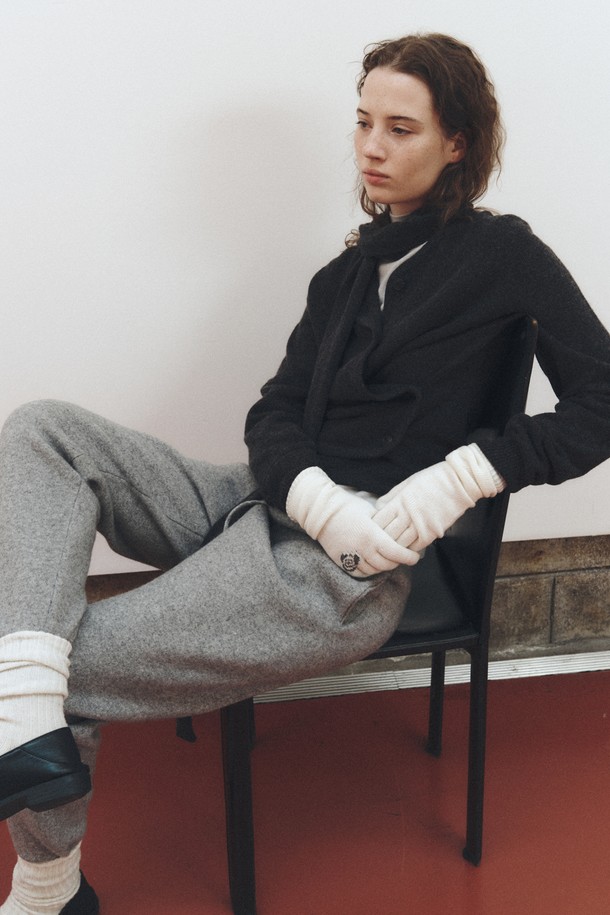 캐시미어 블렌드 로즈 장갑_아이보리(CASHMERE BLEND ROSE GLOVES_IVORY)는 부드러운 촉감의 캐시미어 혼방 소재로 제작되어 가을과 겨울에 따뜻하게 착용할 수 있습니다. 여성스러운 로즈 플라워 자수 디자인이 돋보이며, 손목 부분에는 리브 디테일을 더해 클래식, 로맨틱, 걸리시한 스타일을 연출합니다. 데이트룩이나 모임룩에 포인트를 더하여 세련된 분위기를 완성해보세요. 아이보리 컬러로 어떤 룩에도 잘 어울려 활용도가 높습니다.
