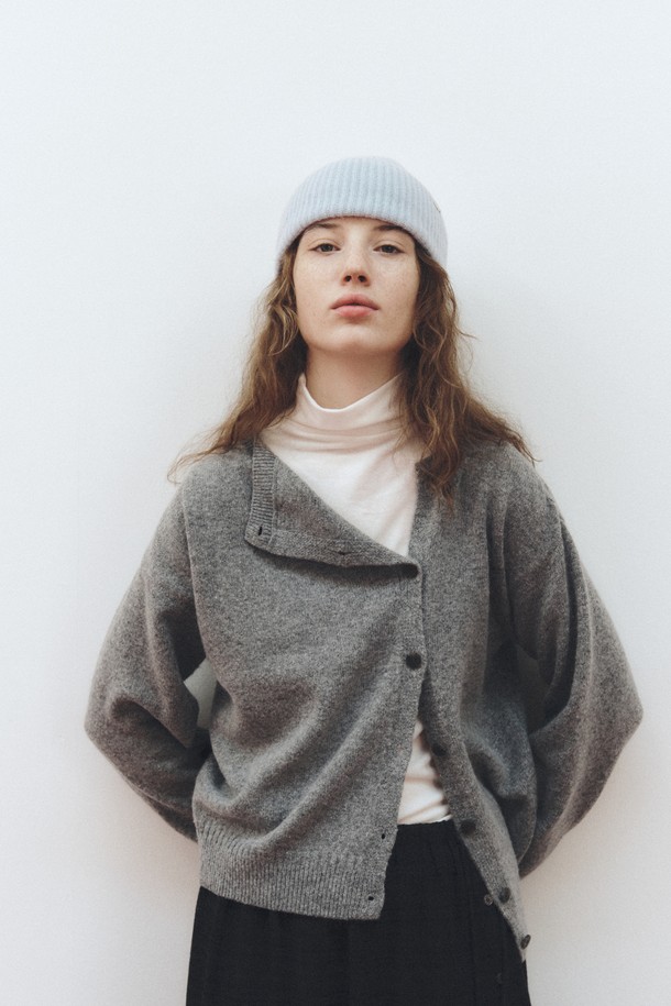 캐시미어 블렌드 비니_라이트 블루는 부드러운 촉감의 캐시미어 혼방 소재로 제작되어 가을, 겨울철 따뜻하게 착용할 수 있는 모자입니다. 미니멀, 클래식, 캐주얼 스타일 모두 소화 가능한 디자인으로, 일상 및 출근룩에 포인트를 더해줍니다. 라이트 블루 컬러와 무지 패턴이 어우러져 어떤 스타일에도 자연스럽게 매치됩니다. 일반적인 모자 깊이에 신축성 있는 소재와 리브드 디자인으로 편안한 착용감을 선사합니다.
