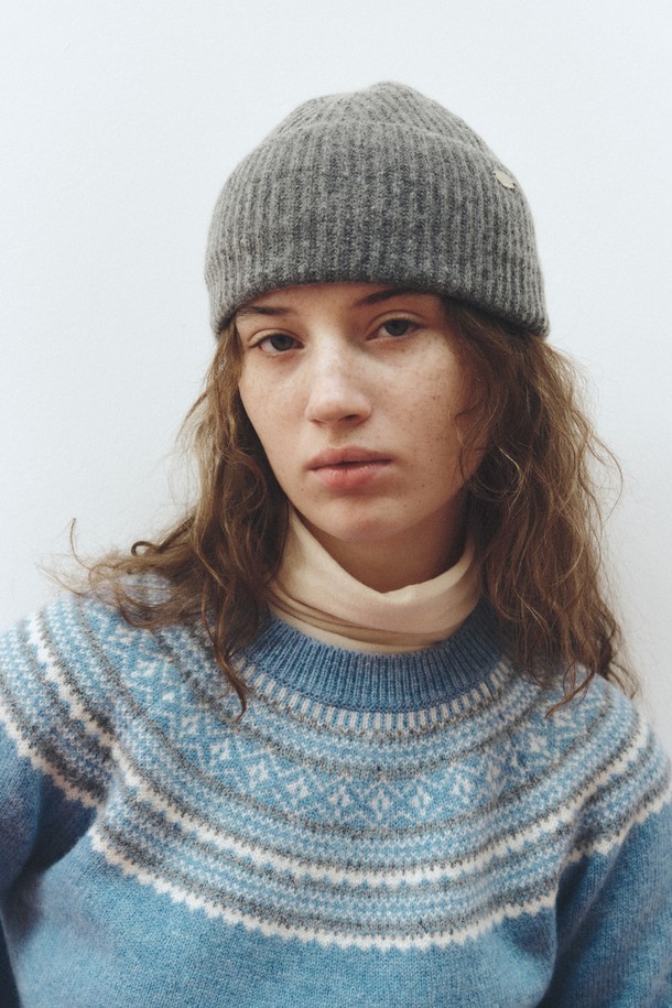 캐시미어 블렌드 비니_그레이는 부드러운 촉감의 캐시미어와 울 혼방 소재로 제작되어 가을, 겨울철 따뜻함을 선사합니다. 깊은 모자 깊이와 골지 니트 디자인이 특징이며, 무지 패턴의 클래식, 미니멀, 캐주얼 스타일을 연출하기 좋습니다. 출근룩에 포인트를 더할 수 있는 베이직한 디자인의 비니입니다.
