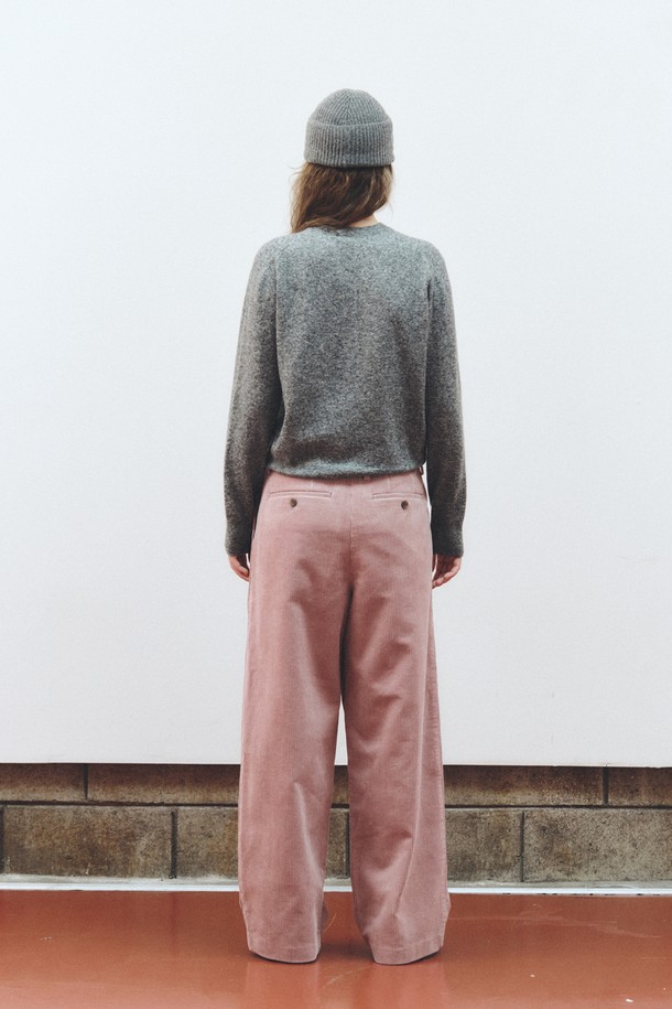 따뜻하고 포근한 분위기를 연출하는 코듀로이 와이드 팬츠입니다. 라이트 핑크 컬러의 부드러운 코듀로이 소재로 제작되어 가을, 겨울 시즌에 착용하기 좋습니다. 넉넉한 루즈핏과 하이웨스트 디자인으로 편안함과 스타일리시함을 동시에 잡았습니다. 데이트룩, 캐주얼, 미니멀, 클래식 스타일 등 다양한 룩에 활용하기 좋은 베이직 아이템입니다. 두께감 있는 소재로 따뜻하며, 부드러운 촉감을 선사합니다.
