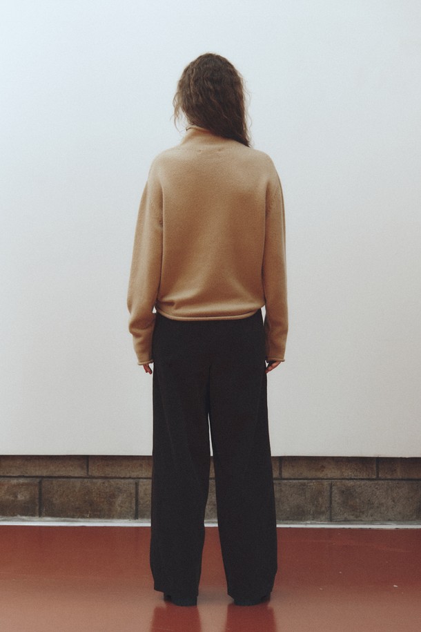 다크 브라운 컬러의 코듀로이 와이드 팬츠입니다. 가을과 겨울에 어울리는 두꺼운 두께감의 긴 바지로, 넉넉한 루즈핏이 편안한 착용감을 선사합니다. 부드러운 코듀로이 소재로 제작되어 따뜻하고 포근한 느낌을 주며, 베이직하고 캐주얼한 스타일을 연출합니다. 일상복은 물론, 출근룩으로도 활용 가능한 활용도 높은 아이템입니다. 무지 디자인에 포켓 디테일이 더해져 실용성을 높였습니다.
