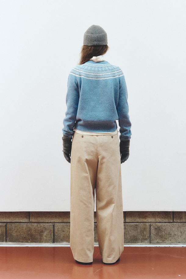 베이지 컬러의 코듀로이 와이드 팬츠입니다. 부드러운 촉감의 두꺼운 코듀로이 소재로 제작되어 가을, 겨울 시즌에 따뜻하게 착용하기 좋습니다. 루즈핏으로 편안한 착용감을 선사하며, 플리츠 디테일이 더해져 캐주얼하면서도 클래식한 무드를 연출합니다. 일상복은 물론 출근룩으로도 활용 가능한 베이직한 디자인입니다.
