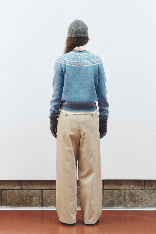 "샤기 독 노르딕 니트_라이트 블루"는 부드러운 촉감의 울 소재로 제작되어 가을과 겨울에 따뜻하게 입을 수 있는 여성용 니트 스웨터입니다. 라이트 블루, 화이트, 그레이 세 가지 색상으로 만나볼 수 있으며, 캐주얼 및 베이직 스타일을 선호하는 분들께 추천합니다. 라운드넥과 레귤러핏 디자인으로 편안하게 착용 가능하며, 쉐기독 디자인과 노르딕 패턴이 돋보입니다. 산책룩, 캐주얼, 클래식, 미니멀 스타일 연출에 활용하기 좋으며, 긴 소매 기장과 두꺼운 두께감으로 따뜻함을 더했습니다.
