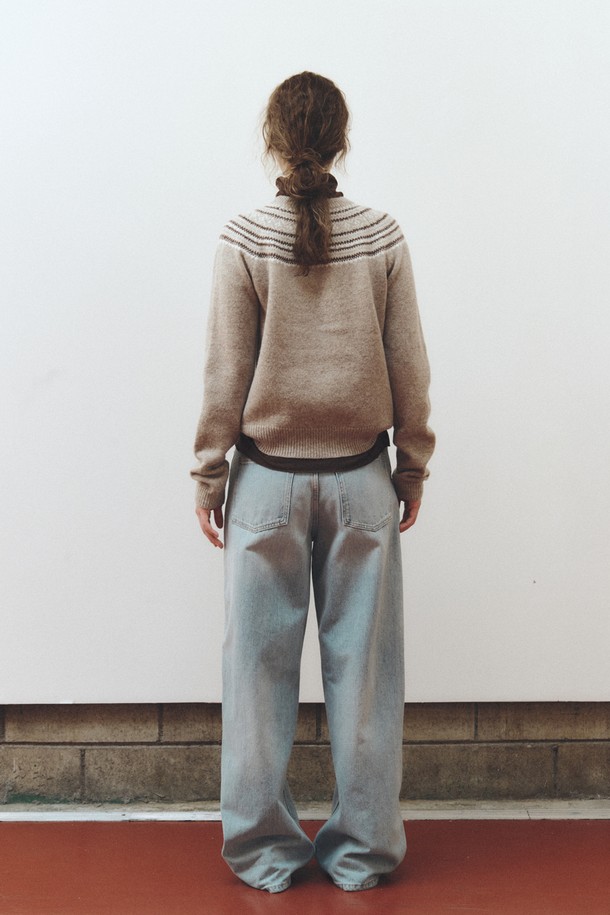 SHAGGY DOG NORDIC KNIT_BEIGE (셔기독 노르딕 니트_베이지)는 여성용 니트/스웨터로, 가을과 겨울에 따뜻하게 착용하기 좋습니다. 베이지와 브라운 컬러 조합의 노르딕 패턴이 클래식하고 베이직한 스타일을 연출하며, 레귤러핏 라운드넥 디자인입니다. 부드러운 울 소재와 두꺼운 두께감으로 포근한 착용감을 선사하며, 셔기독 디테일이 돋보입니다. 데이트룩, 모임룩 등 다양한 TPO에 미니멀, 캐주얼 스타일로 활용하기 좋습니다.
