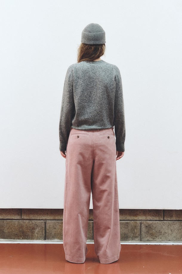 소프트 울 라운드넥 니트 탑_그레이는 부드러운 촉감의 소프트 울 소재로 제작되어 가을, 겨울 시즌에 따뜻하게 착용하기 좋습니다. 미니멀하고 베이직한 디자인으로 다양한 하의와 코디하기 용이하며, 출근룩과 같은 클래식한 스타일 연출에도 적합합니다. 레귤러 핏과 긴 소매 기장으로 편안한 착용감을 선사하며, 라운드넥 디자인으로 세련된 느낌을 더합니다. 두꺼운 두께감으로 보온성을 높여 추운 날씨에도 따뜻하게 입을 수 있는 여성용 니트입니다.
