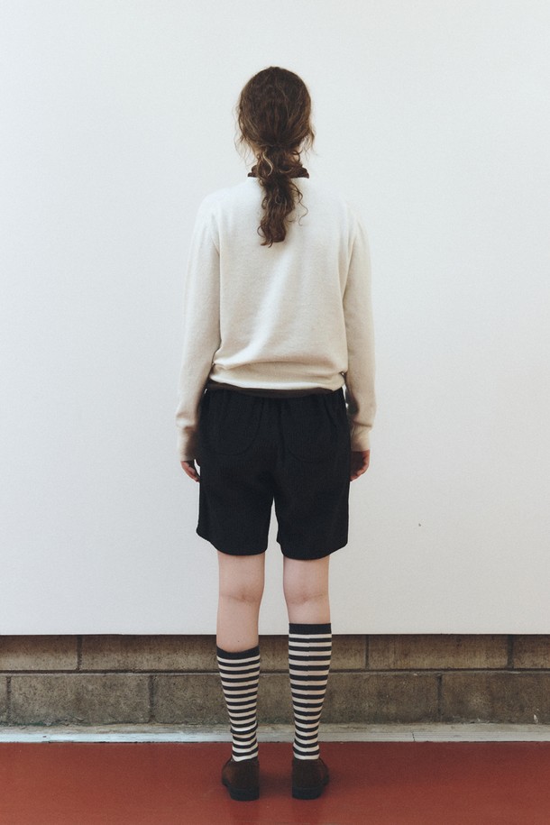 소프트 울 라운드넥 니트 탑_크림은 부드러운 촉감의 소프트 울 소재로 제작되어 가을과 겨울에 따뜻하게 착용하기 좋습니다. 베이직하고 미니멀한 디자인으로 일상, 출근룩, 모임룩 등 다양한 TPO에 활용할 수 있습니다. 레귤러 핏에 라운드넥, 긴 소매 기장으로 클래식, 미니멀, 캐주얼 스타일을 모두 소화하며, 두꺼운 두께감으로 포근함을 더합니다. 크림 컬러의 무지 디자인은 어떤 하의와도 쉽게 매치되어 활용도가 높습니다.
