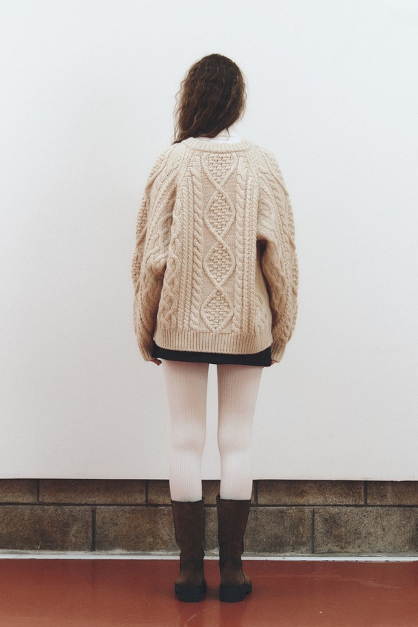 피셔맨 케이블 울 스웨터_라이트 베이지는 여성용 상의 니트/스웨터입니다. 부드러운 촉감의 울 소재로 제작되었으며, 가을과 겨울에 따뜻하게 착용할 수 있습니다. 클래식하고 베이직한 무드의 오버핏 터틀넥 디자인으로, 일상, 출근룩, 모임룩 등 다양한 TPO에 활용 가능합니다. 피셔맨 케이블 니트 패턴이 돋보이며, 긴 소매 기장과 두꺼운 두께로 포근함을 더합니다. 미니멀, 캐주얼 스타일을 즐기는 분들께 추천합니다.
