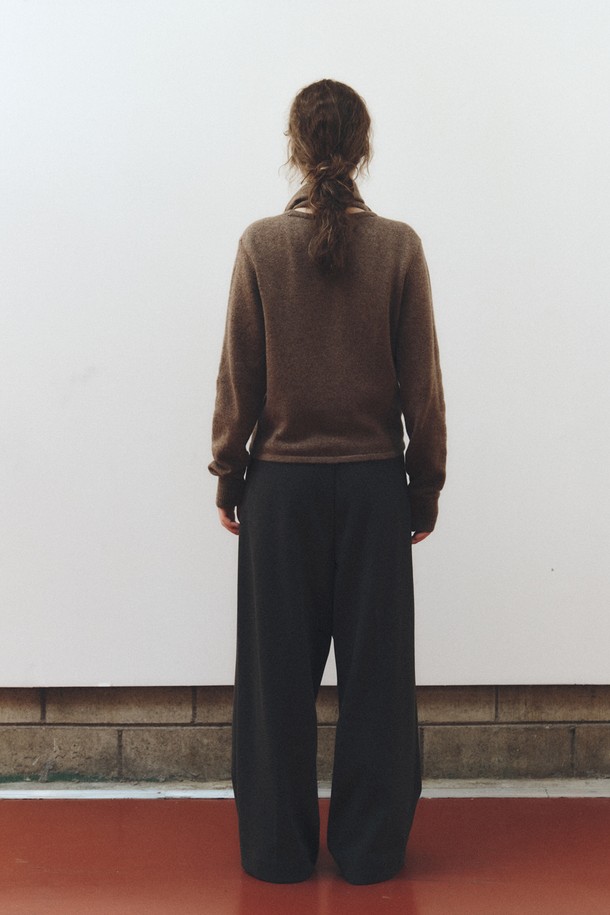 SCARF WOOL BLEND CARDIGAN_BROWN(스카프 울 블렌드 가디건_브라운)은 여성 고객을 위한 가을, 겨울용 상의입니다. 부드러운 촉감의 울 및 울 혼방 소재로 제작되었으며, 라운드 넥에 레귤러핏으로 디자인되었습니다. 차분하고 세련된 브라운 컬러에 무지 패턴으로, 베이직하면서도 클래식한 스타일을 연출합니다. 긴 소매 기장과 두께감 있는 소재로 따뜻함을 더하며, 스카프 디테일과 버튼 여밈 방식으로 포인트를 주었습니다. 오피스룩, 출근룩, 모임룩 등 다양한 TPO에 활용 가능하며, 미니멀하고 클래식한 스타일을 선호하는 고객에게 적합합니다.
