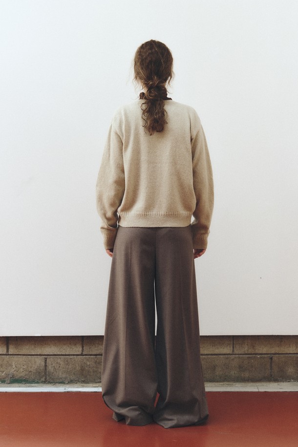 페일 베이지 컬러의 사이드 버튼 알파카 가디건입니다. 부드러운 촉감의 알파카 소재로 제작되어 가을, 겨울 시즌에 따뜻하게 착용하기 좋습니다. 미니멀하고 베이직한 디자인으로 출근룩, 모임룩 등 다양한 TPO에 활용 가능하며, 레귤러핏 라운드넥으로 편안한 착용감을 선사합니다. 두께감 있는 긴소매 무지 니트로, 사이드 버튼 디테일이 포인트입니다. 미니멀, 클래식 스타일을 선호하는 여성분들께 추천합니다.
