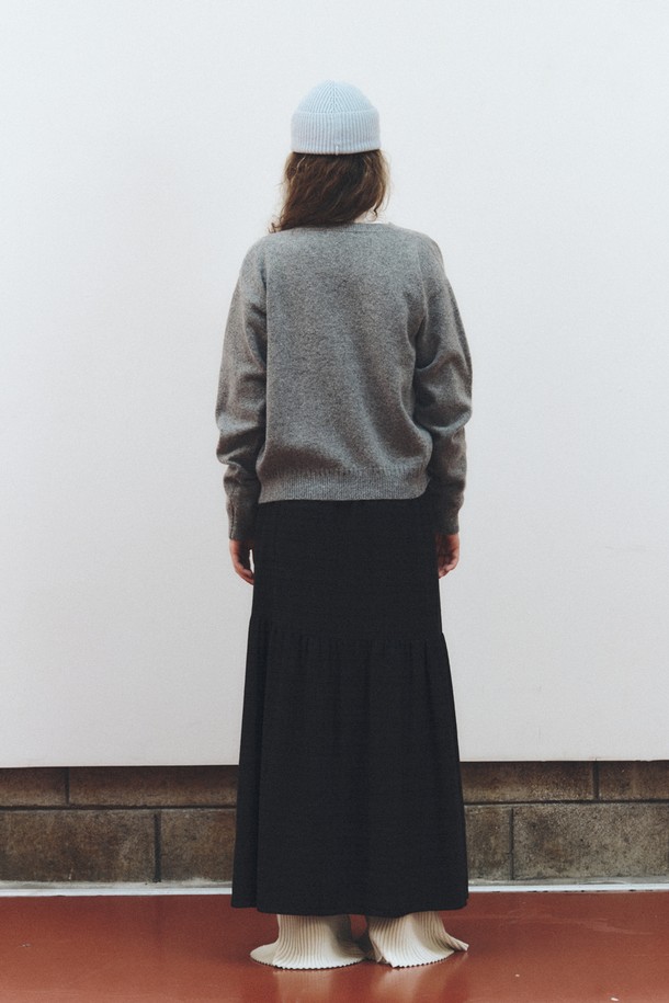 알파카 소재의 부드러운 촉감이 돋보이는 사이드 버튼 알파카 가디건_그레이입니다. 넉넉한 두께감으로 가을, 겨울 시즌 따뜻하게 착용하기 좋으며, 라운드 넥 디자인과 레귤러 핏으로 편안한 착용감을 선사합니다. 베이직하고 캐주얼한 스타일로 출근룩, 모임룩 등 다양한 TPO에 활용하기 좋으며, 미니멀, 캐주얼, 클래식 등 어떤 스타일에도 잘 어울립니다. 사이드 버튼 디테일이 포인트로, 세련된 무드를 더해줍니다.
