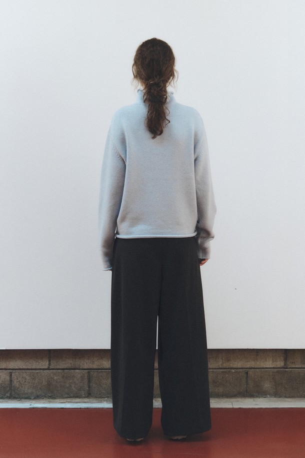 라이트 블루 컬러의 캐시미어 블렌드 하이넥 탑입니다. 부드러운 촉감의 캐시미어와 울 혼방 소재로 제작되어 가을, 겨울 시즌에 따뜻하게 착용할 수 있습니다. 레귤러 핏에 긴 소매 기장으로, 미니멀하고 베이직한 디자인이 돋보입니다. 출근룩, 미니멀, 클래식 스타일을 선호하는 여성분들께 추천합니다. 두께감 있는 하이넥 디자인이 포근함을 더하며, 다양한 하의와 매치하여 세련된 룩을 연출할 수 있습니다.
