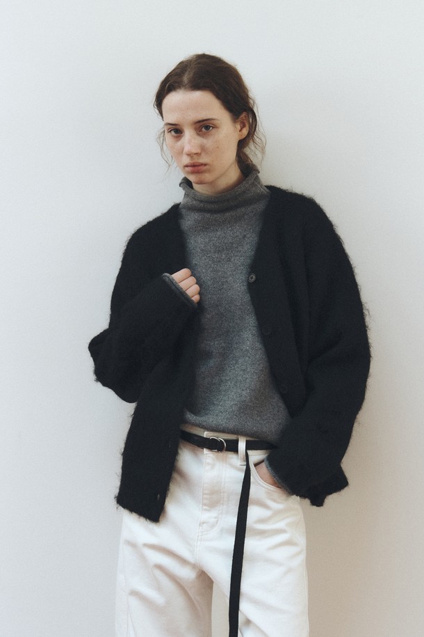 캐시미어 블렌드 하이넥 탑_그레이는 여성의 가을, 겨울 스타일을 책임질 니트/스웨터입니다. 캐시미어와 울 소재의 부드러운 촉감이 특징이며, 레귤러핏과 긴 소매 기장으로 편안한 착용감을 선사합니다. 미니멀하고 베이직한 디자인에 하이넥 터틀넥 스타일로 세련된 무드를 연출하며, 출근룩과 오피스룩에 적합합니다. 두꺼운 두께감으로 따뜻함을 더하고, 무지 패턴의 심플함이 돋보입니다.
