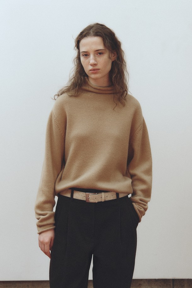 캐시미어 블렌드 하이넥 탑_카멜은 여성스러운 실루엣을 연출하는 니트/스웨터입니다. 캐시미어와 울의 혼방으로 제작되어 부드러운 촉감과 뛰어난 보온성을 자랑하며, 가을과 겨울에 따뜻하게 착용할 수 있습니다. 베이직하고 미니멀한 디자인으로, 하이넥과 긴소매, 레귤러 핏이 특징입니다. 출근룩, 오피스룩, 모임룩 등 다양한 TPO에 활용 가능하며, 클래식 및 미니멀 스타일을 선호하는 분들께 추천합니다.
