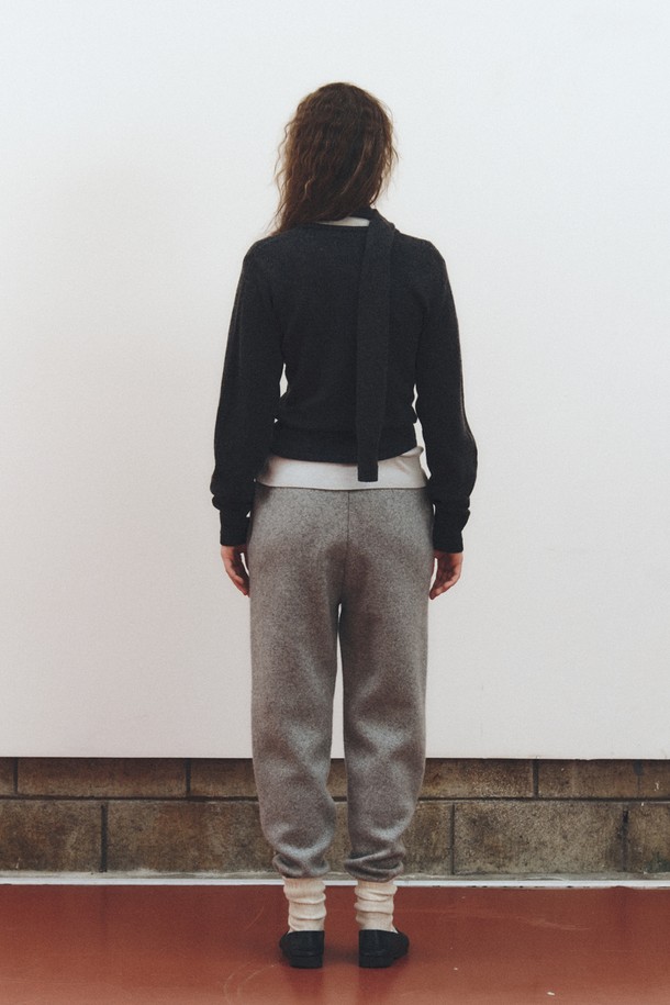 퓨어 울 조거 팬츠_그레이는 남녀 모두 착용 가능한 캐주얼, 스포티 스타일의 울 소재 조거 팬츠입니다. 가을, 겨울 시즌에 어울리는 두꺼운 두께감과 부드러운 촉감, 릴랙스핏으로 편안한 착용감을 선사합니다. 밑단 시보리 디자인으로 활동성을 높였으며, 출근룩, 여행룩 등 다양한 TPO에 활용 가능합니다. 미니멀한 무드의 무지 디자인으로 어떤 스타일에도 쉽게 매치할 수 있는 실용적인 아이템입니다.
