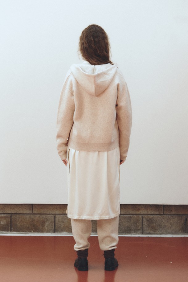 [12/26 예약 배송] 퓨어 울 후디_페일 베이지는 부드러운 촉감의 순수 울 소재로 제작된 여성용 후디입니다. 베이직하고 캐주얼한 스타일로, 겨울철 집콕룩에 적합한 아이템입니다. 루즈핏으로 편안함을 강조했으며, 긴 소매와 후드 디자인이 특징입니다. 페일 베이지 컬러의 무지 패턴으로 미니멀하고 클래식한 분위기를 연출합니다. 두꺼운 두께감으로 따뜻하게 착용할 수 있는 예약 배송 상품입니다.
