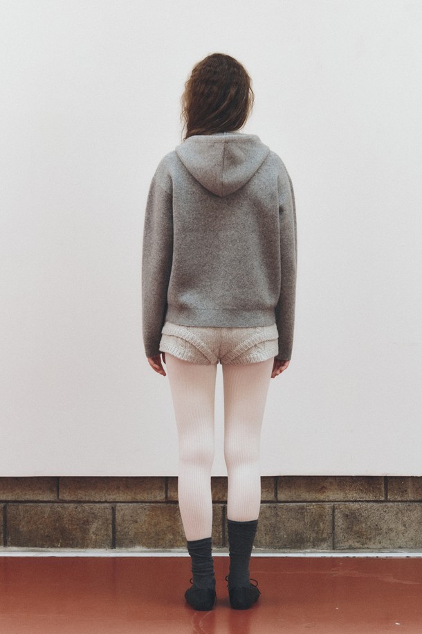 [12/26 예약배송] 퓨어 울 후디_그레이는 여성용으로, 가을과 겨울에 따뜻하게 입을 수 있는 두꺼운 울 소재의 후드 집업입니다. 부드러운 촉감과 베이직하고 캐주얼한 디자인으로 일상에서 편안하게 착용하기 좋습니다. 레귤러 핏에 긴 소매 기장으로, 산책이나 집콕 시 쾌적한 활동성을 제공합니다. 미니멀하고 클래식한 스타일을 연출하며, 어떤 룩에도 자연스럽게 어울립니다. 무지 패턴의 그레이 컬러로 다양한 스타일링이 가능합니다.
